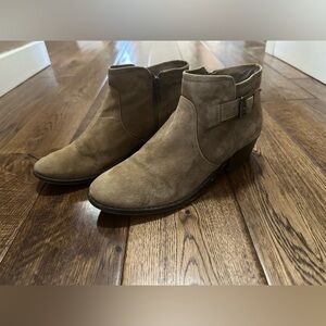 Steve Madden Prizzze Suede Ankle Zip Buckle Block Heel Booties, Taupe, Size 7.